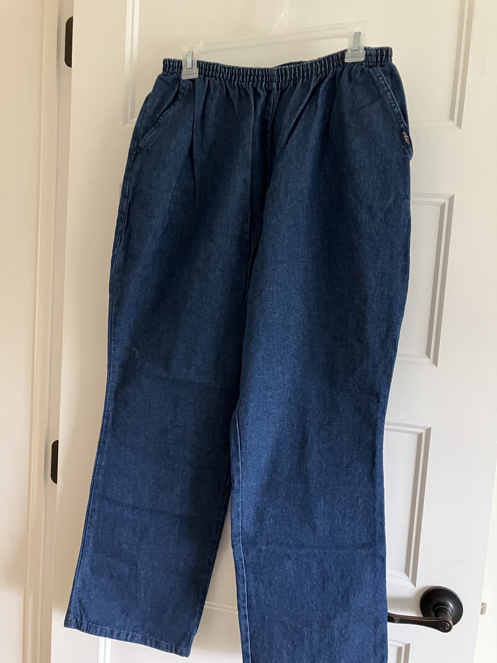 NWT women’s chic pull on jeans size 16 petite